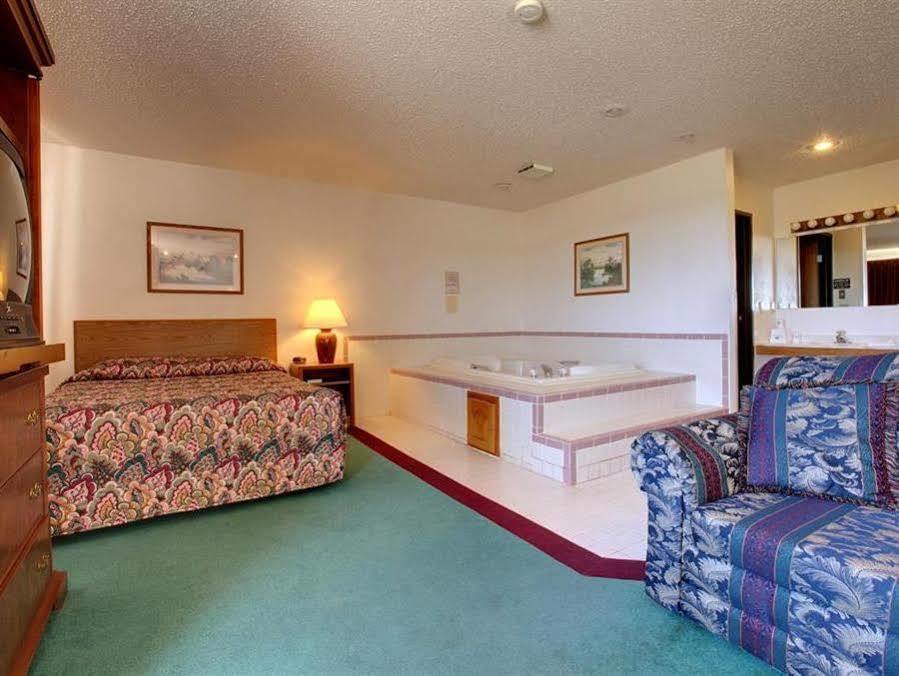 Americas Best Value Inn & Suites Cassville Roaring River Exterior photo